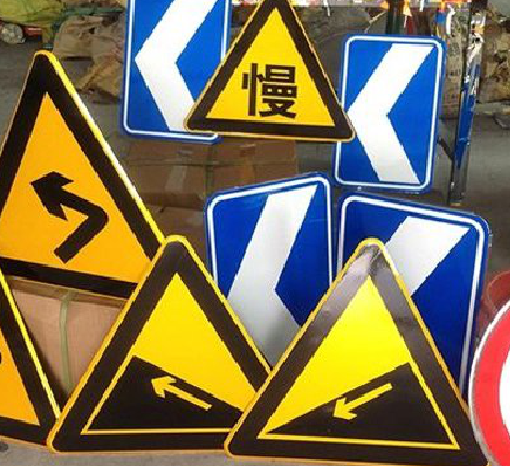 浮梁标识标牌中颜色的确定是很重要的。